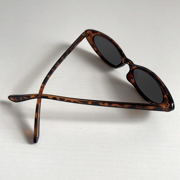 Sunglasses - Picture 3 of 5